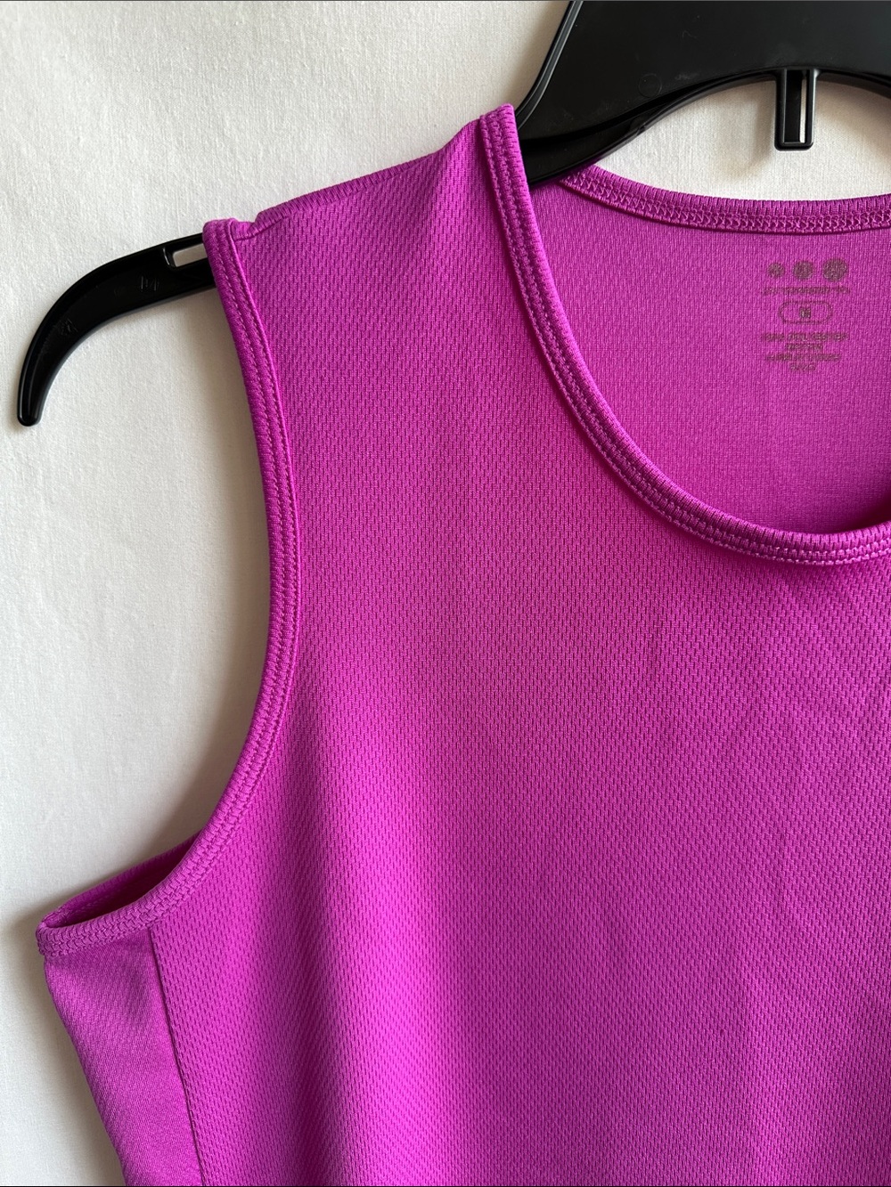 Raspberry athletic crew neck tank top, size M - Picture 2 of 8